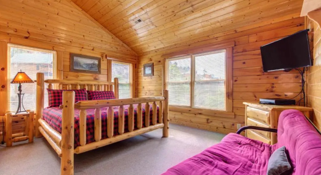 Moonlight Lodge, 8 Bedrooms, Hot Tub, Wi-Fi, Pool, Sleeps 40