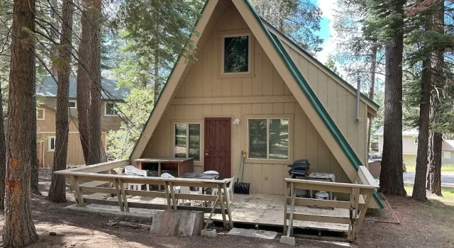 Коттедж с 3 комнатами Lodgepole Chalet 3 Bedroom Home by RedAwning