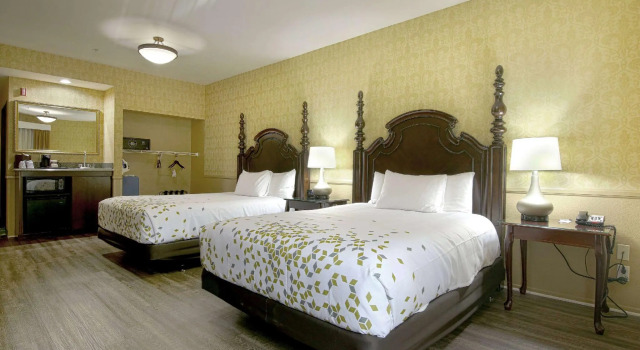 Четырёхместный номер Standard Azure Hotel&Suites Ontario Trademark Collection by Wyndham