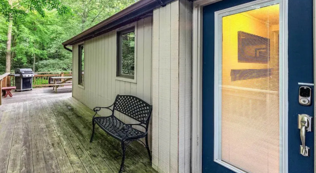 Lake Harmony Estates Family Home w/ Beach Access, Book Feriehus Sommerhuse i Pennsylvania, Hytte