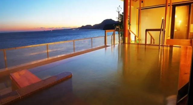 Кровать в общем номере Inatori Tokai Hotel Yuen