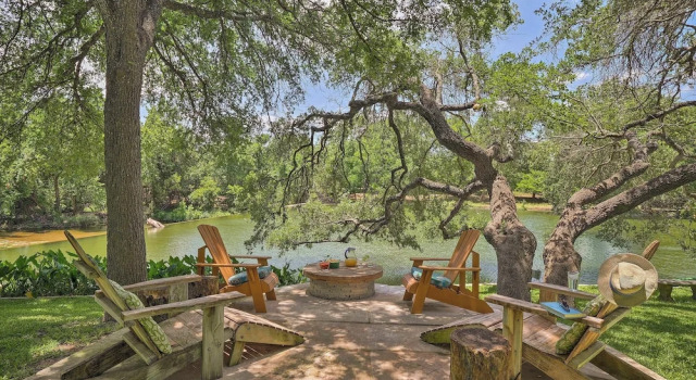 Round Rock Lakefront Home w/ Water Toys & Fire Pit, Забронировать Дом для отпуска Отели Раунд-Рок с парковкой, Парковка