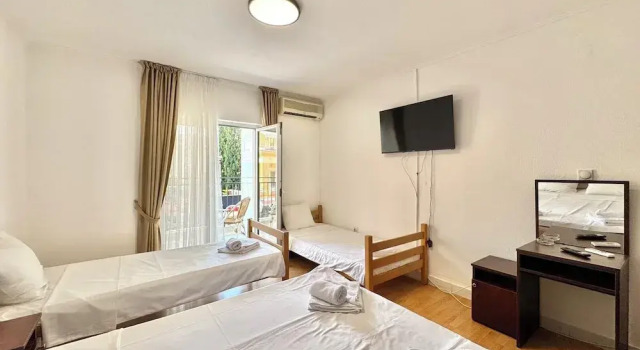 Четырёхместный номер Comfort с балконом Hotel Lobo Budva