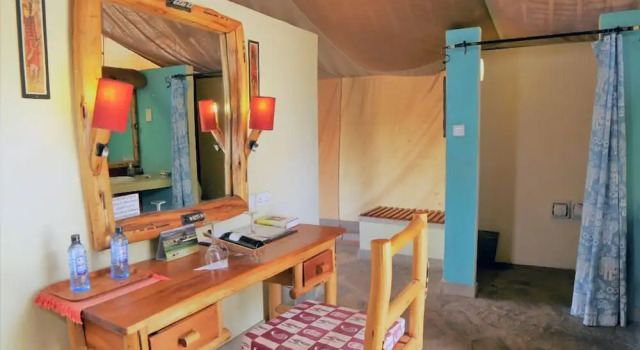 Maneaters, Book Hotel Tsavo 