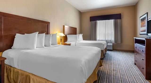 Четырёхместный люкс Quality Inn & Suites