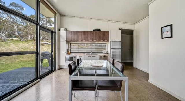 Ecocrackenback 16 'Sustainable, luxurious chalet close to the slopes.'