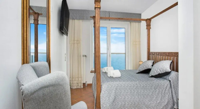 Villa in Cala Canyelles With Sea Views & Pool, Prenota Villa Hotel a Costa Brava con piscina, Piscina