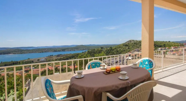 Апартаменты Bulat Sea View Apartments