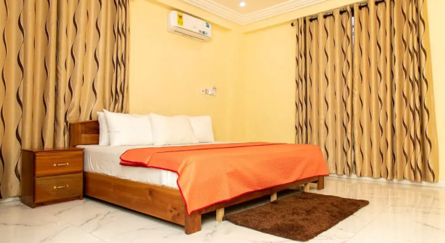 Апартаменты с балконом 2 Bed Apartment - Parking, Wifi, Aircon