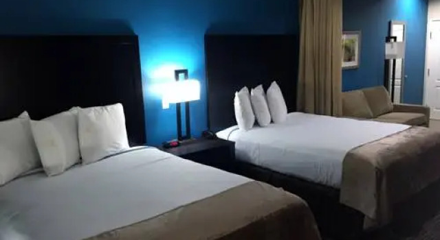 Holiday Inn at the Falls, Забронировать Отель Отели Ниагара Фолс с парковкой, рядом с Крытый аквапарк Фоллсвью, Парковка
