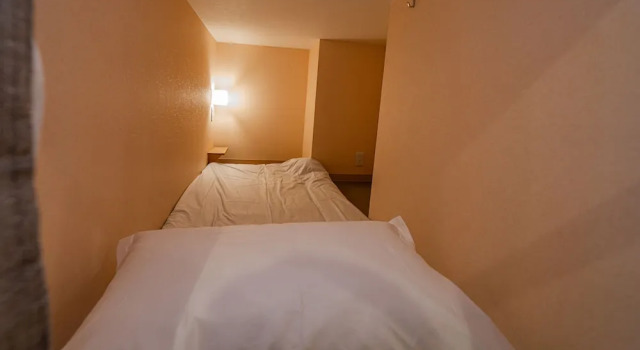 Кровать в общем номере 11Capsules -E JOY INN East Nipoori Branch