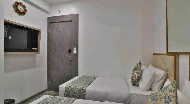 OYO Rooms Near Station Gulambaba Road 2