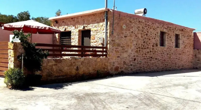 Farmhouses. 5 Guests 2 Bedrooms 3 Beds1 Bathroom