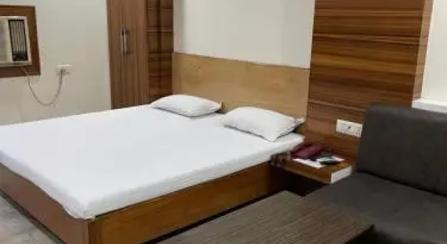 Hotel Suncity, Забронировать Отель Отели Аллахабад 5 звезд, 5*