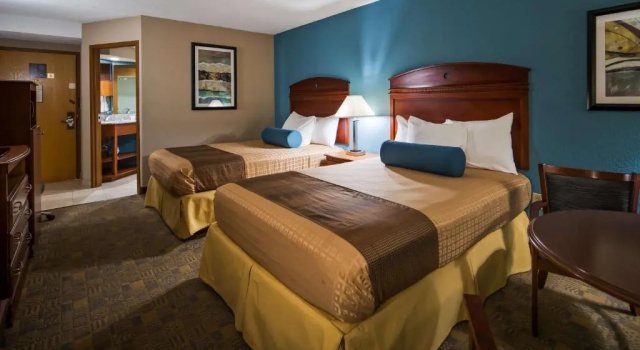 Четырёхместный номер Standard Days Inn by Wyndham Englewood Dayton Airport
