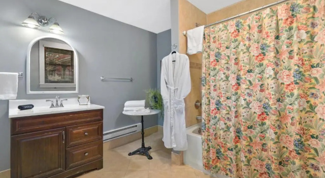 Четырёхместный номер Standard DeBary Inn