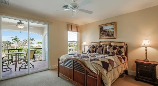 WIN1288 4 Bedroom Holiday Home by Marco Naples Vacation Homes, Забронировать Вилла Отели в центре Марко-Айленд, в центре, Парковка