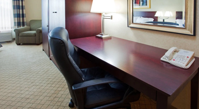 Двухместный люкс Holiday Inn Express Hotel & Suites - Concord by IHG