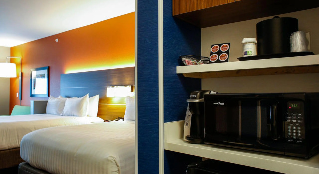 Четырёхместный люкс c 1 комнатой Holiday Inn Express & Suites Downtown Louisville by IHG