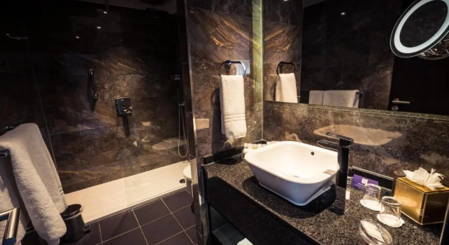 Четырёхместный номер Standard Crowne Plaza Gerrards Cross by IHG
