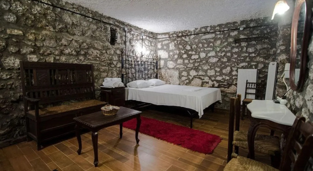 Tithoreans' Traditional Residences, Book Hotel Itea 