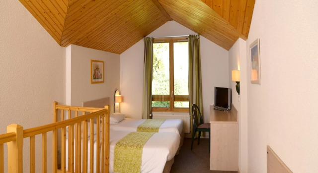 Четырёхместный номер Standard с балконом Logis Hôtel Le Bois Dormant-Hôtel Restaurant & Spa