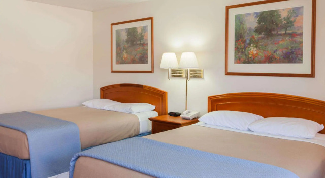 Четырёхместный номер Standard Days Inn by Wyndham Castaic Six Flags Magic Mountain