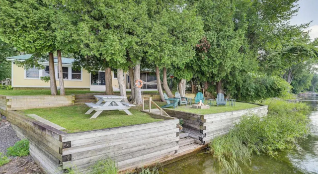 Коттедж Waterfront North Hero Home w/ Screened Porch