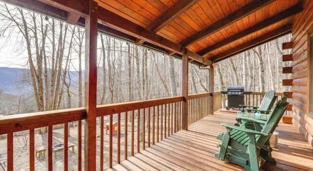 Коттедж Family Log Cabin w/ Mtn Views, 2 Mi to Tube World!