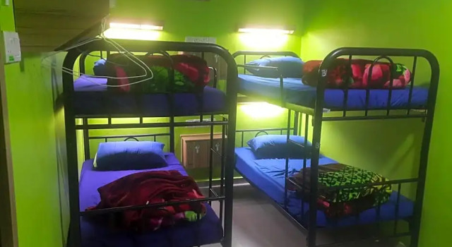 Кровать в общем номере CH Travellers Inn