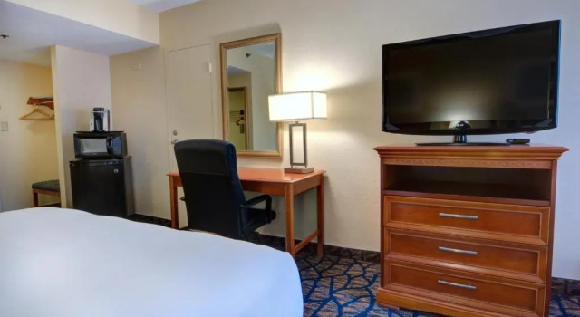 Четырёхместный номер Standard Holiday Inn Gainesville-University Center by IHG