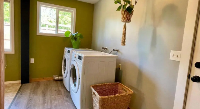 Коттедж Welcome! Colorful 50's Ranch in the Heart of Eugene
