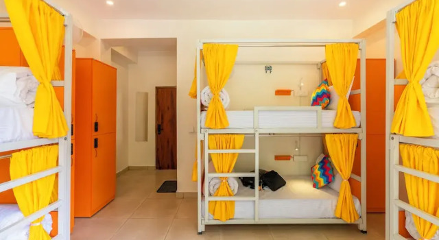 Кровать в общем номере с балконом и с видом на реку goSTOPS Kasol PLUS, Manikaran Road - Private Rooms & Dorms