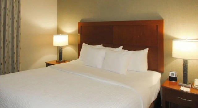 Люкс Clarion Inn & Suites Cortland - University Area