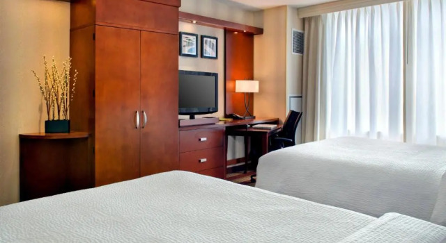 Четырёхместный номер Standard Courtyard by Marriott Washington, D.C./Foggy Bottom