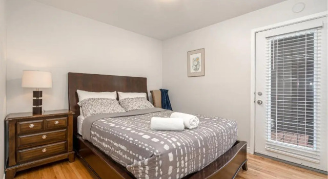 D@home Entire house near Glenmore Park, Rezerwuj Hotel Hotele w Calgary Region z parkingiem, Parking