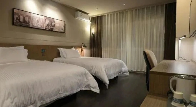 Четырёхместный люкс Standard Jinjiang Inn (Yancheng Dongtai high-speed railway station Fangong North Road Branch)