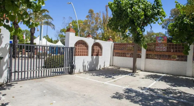 Кровать в общем номере Hotel Comarruga Platja