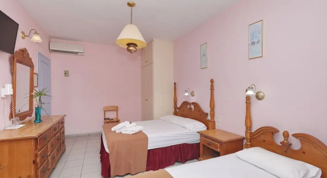 Трёхместный номер Standard с видом на сад Dolphin Hotel