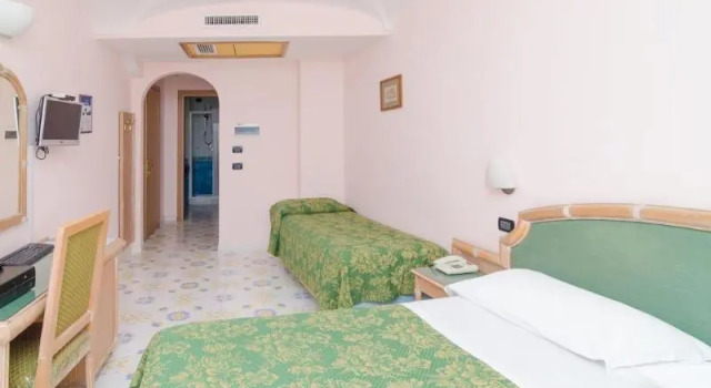 Четырёхместный семейный номер Standard Hotel Terme Saint Raphael
