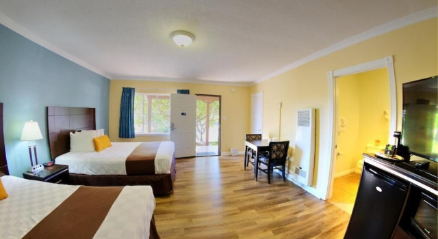 Четырёхместный номер Standard с видом на сад Palm Tropics Motel