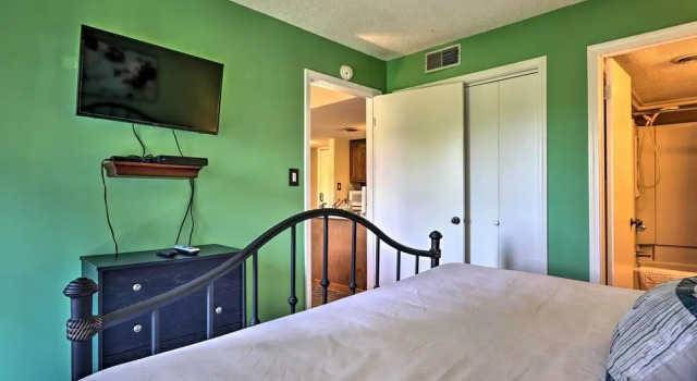 Condo w/ Pool & Grill Access ~ 4 Mi to Gatlinburg!