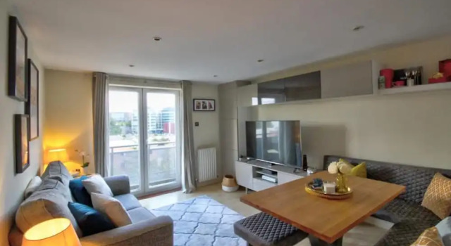 Luxury Modern Apartment With Stunning Balcony View