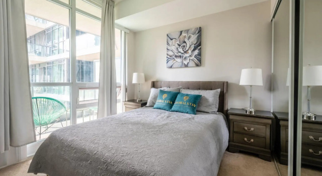 Modern Bright 1Br+Den Unit Downtown, Varaa Hotelli Toronto 