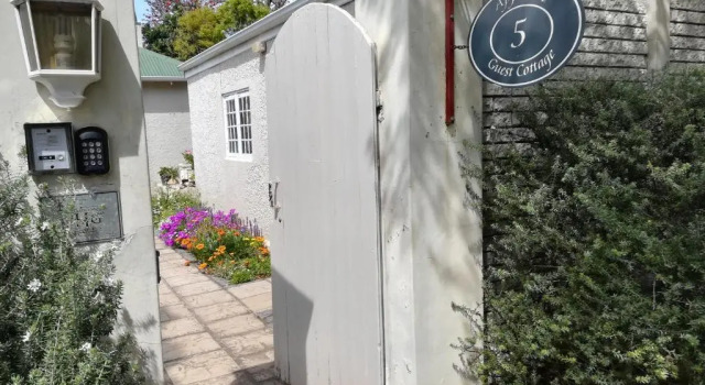 Коттедж Luxury AppleBee Guest Cottages