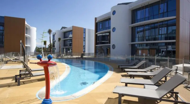 Кровать в общем номере SoBlue Hôtel