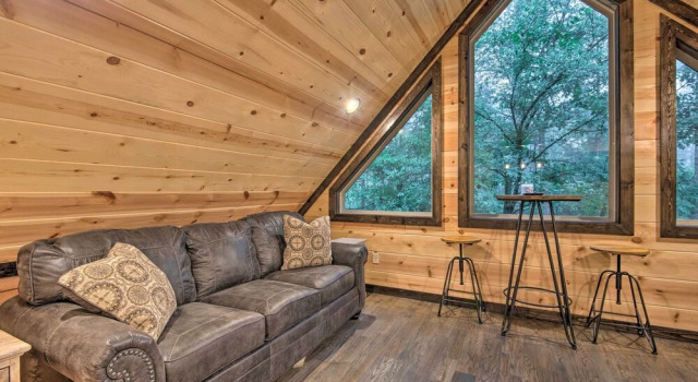 Large Upscale Cabin: Hot Tub, Fire Pit, Pool Table