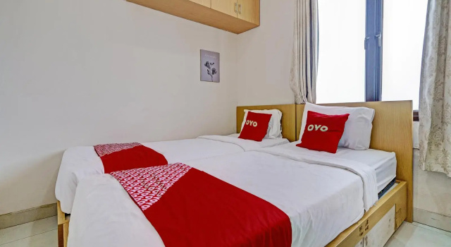 Deluxe Twin room OYO 92768 Flagship Exclusive Colombus Near Stasiun Karawang