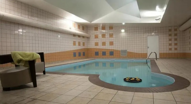 Eté 2022 - Studio meublé résidence 3 étoiles avec piscine intérieure - place parking privé comprise, Rezervasyon Otel Vouneuil-sous-Biard havuzlu oteller, Yüzme Havuzu