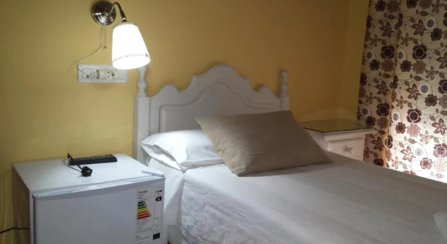 Hostal Restaurante La Giralda, Забронировать Отель Рота Коста-де-ла-Лус, рядом с El Chorrillo